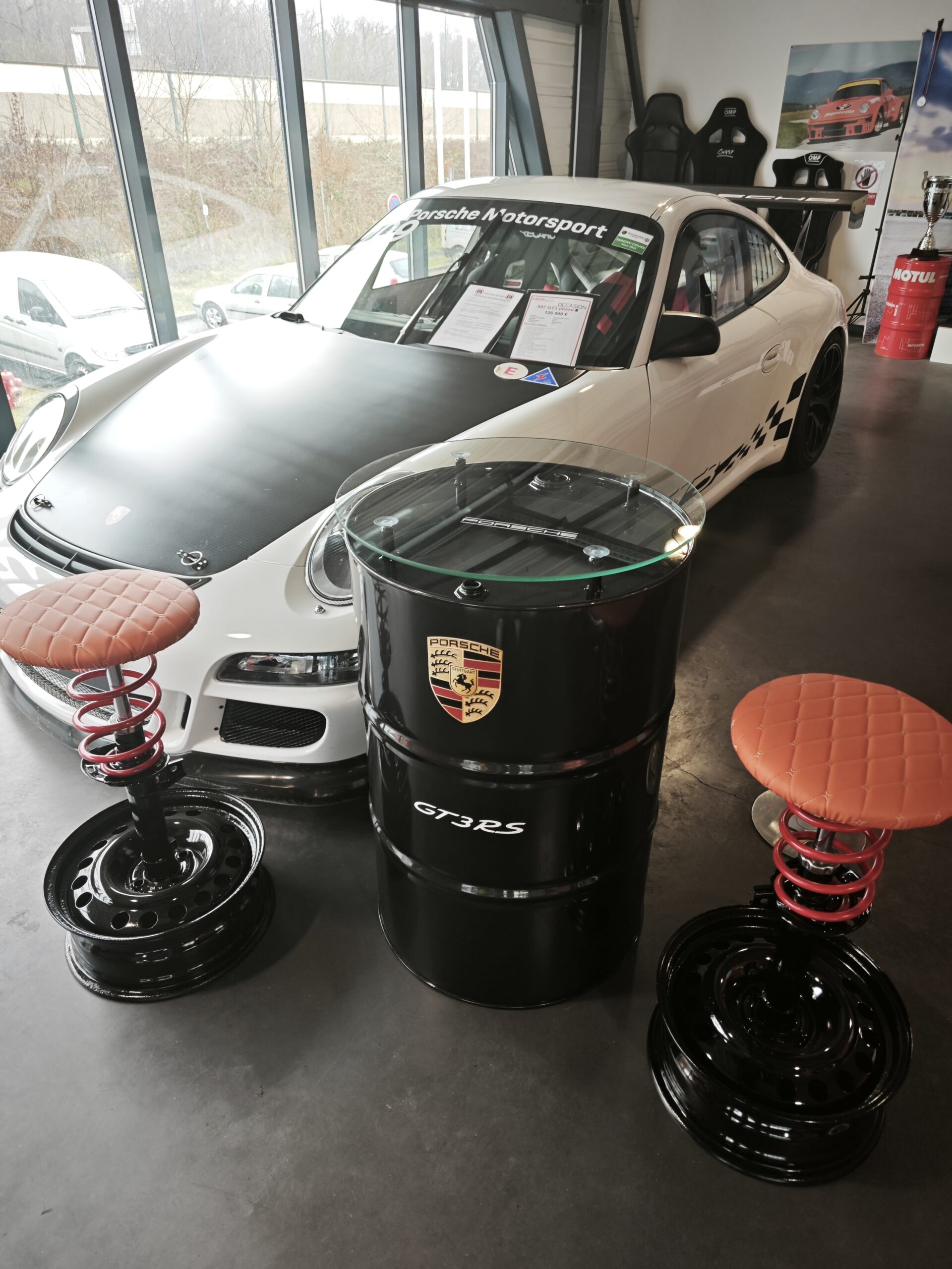 fut personnalise pour porsche salon reception clientele